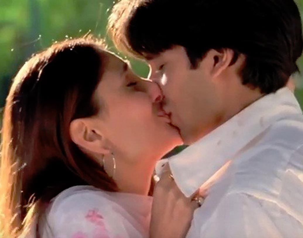 তখন চুটিয়ে প্রেম করছেন শাহিদ কপূর আর করিনা কপূর। দু’জনের একটি এমএমএস ভাইরাল হয়ে যায়। সেই ভিডিয়ো ফুটেজে দেখা যায়, লিপলক করে আছেন দু’জন। আর তার জেরে রাতারাতি সংবাদের শিরোনামে চলে আসেন শাহিদ আর করিনা। যদিও সে ভিডিয়ো ডিকম্পোজড বলে উড়িয়ে দিয়েছিলেন করিনা। এক সংবাদপত্রের বিরুদ্ধে আইনি নোটিসও পাঠান অভিনেত্রী।