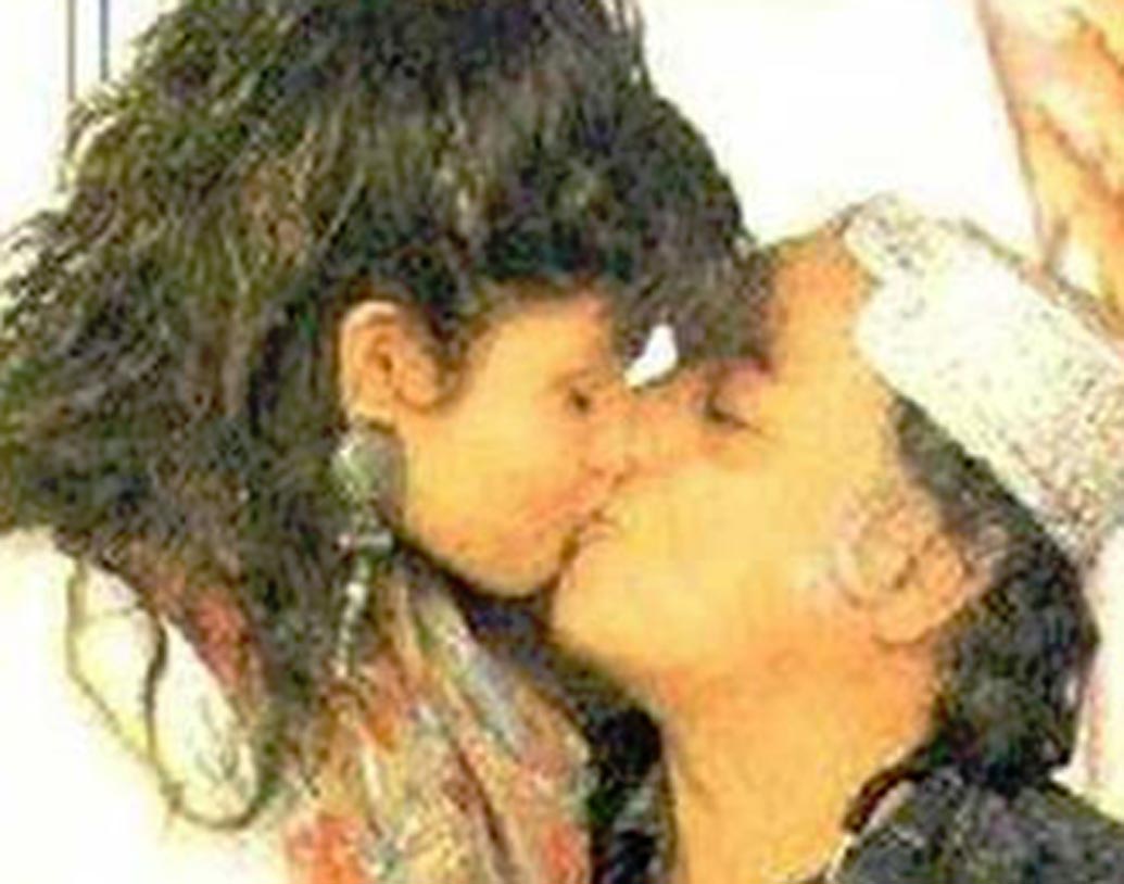 বাবা আর মেয়ে দু’জনে চুমু খাচ্ছেন। আর সেই ছবিই এক ম্যাগাজিনের কভারে। বাবা মহেশ ভট্ট আর মেয়ে পূজা ভট্ট। গোটা দেশবাসী ভ্রু কুঁচকে ছিল বাবা মেয়ের এমন চুম্বনের দৃশ্য দেখে। হয়েছিল সমালোচনাও।