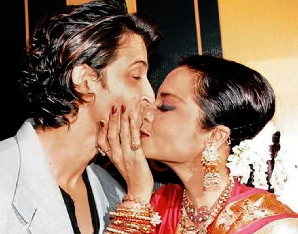 রেখা আর হৃত্বিক রোশনের চুম্বনের এই ছবিও সামনে এসেছিল। এই ছবি নিয়েও এক সময়ে খুব বিতর্ক হয়েছিল।