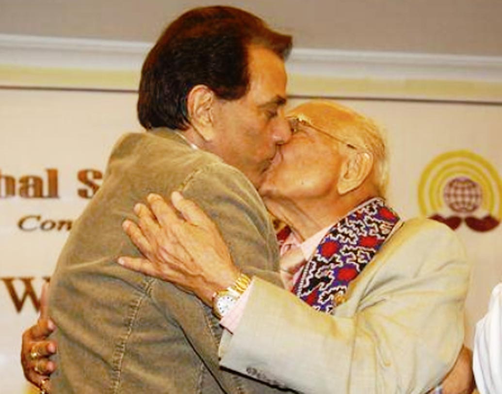 নামজাদা আইনজীবী এবং রাজনীতিবিদ রাম জেঠমলানির নামও এক সময়ে চুম্বন বিতর্কে জড়িয়েছিল। একটি অনুষ্ঠানে তাঁকে লিপলক করেন ধর্মেন্দ্র। তুঙ্গে ওঠে বিতর্ক।