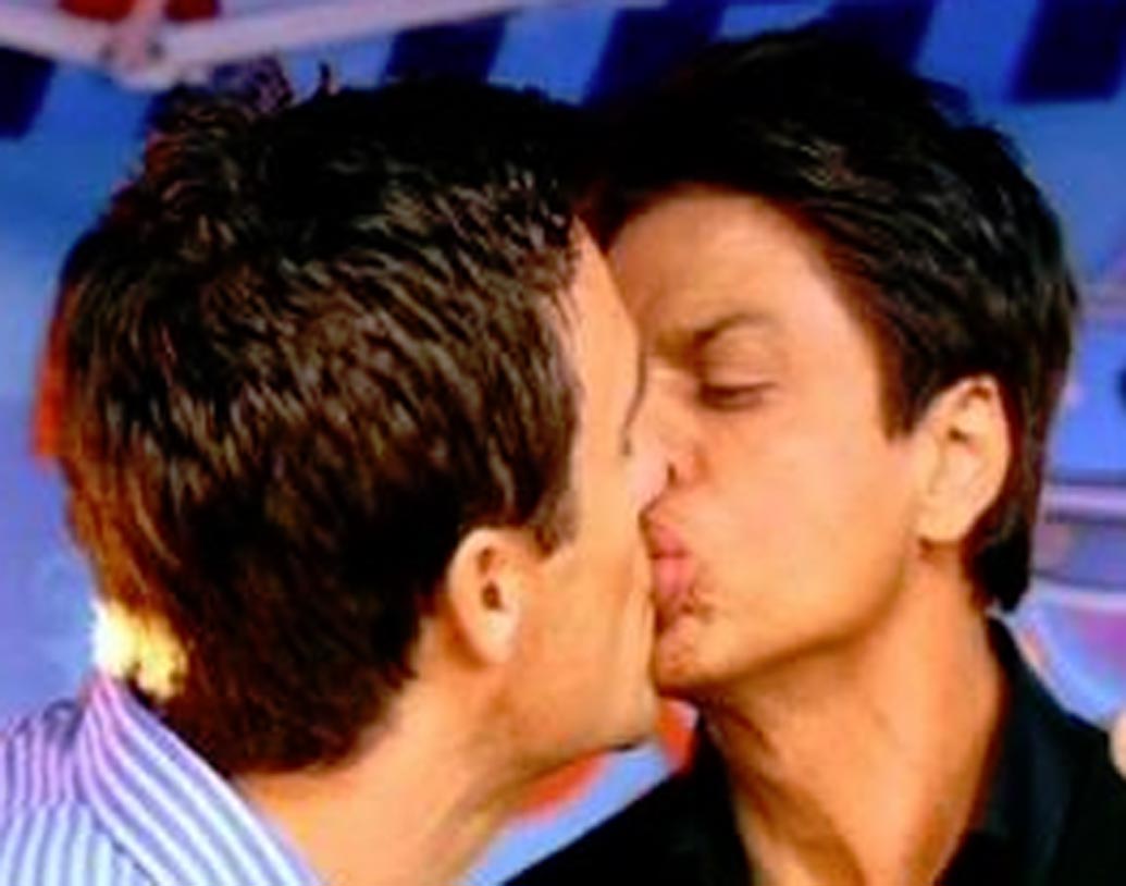 সোশ্যাল মিডিয়ায় তীব্র ঝড় উঠেছিল শাহরুখ খানের এই চুমুর ছবি নিয়ে। সে ছবিতে আবার একজন পুরুষকে চুমু খাচ্ছিলেন বলিউড বাদশা। একটি শো’তে অতিথি হিসেবে গিয়ে এমন কাণ্ডটা ঘটিয়ে ফেলেছিলেন শাহরুখ। তিনি যাঁকে চুমু খেয়েছিলেন তিনি ছিলেন জন ব্যারোম্যান।