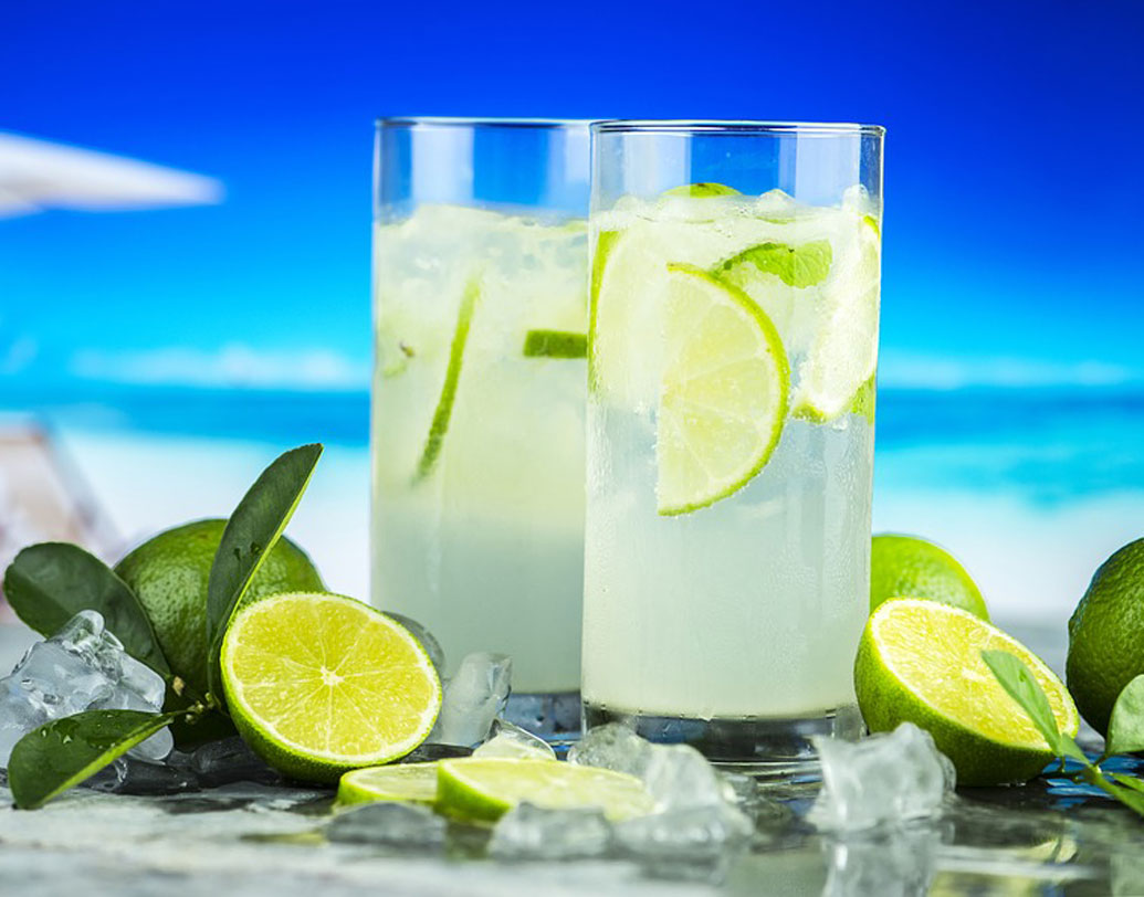 লেবুর রস: লেবু ত্বকের পিএইচ মাত্রা কমিয়ে দিতে সক্ষম। এর ফলে শরীরে দুর্গন্ধ সৃষ্টিকারী জীবাণু ধ্বংস হয়। পাতি লেবুর সঙ্গে সামান্য নুন মিশিয়ে শরীরে লাগান, মিনিট পাঁচেক রেখে ধুয়ে ফেলুন। নুনের সোডিয়াম রোমকূপের মুখ পরিষ্কার করে ও ঘামের দুর্গন্ধ সরায়। শরীরে ক্ষত থাকলে সেখানে এটি লাগাবেন না। ছবি: পিক্সঅ্যাবে।