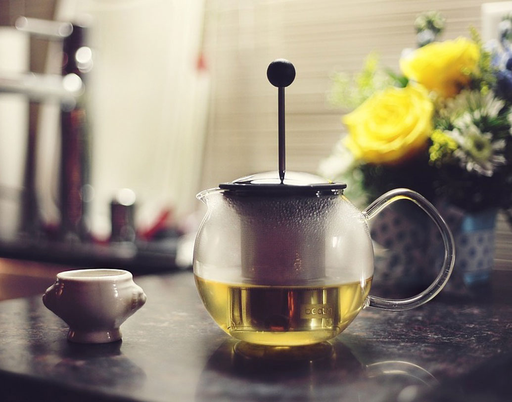 চা:  চায়ের ট্যানিন ত্বককে শুষ্ক রাখতে সাহায্য করে। ত্বক বিশেষজ্ঞ কৌশিক লাহিড়ীর মতে, এ ক্ষেত্রে সবচেয়ে উপকারি গ্রিন টি। জল ফুটিয়ে তাতে গ্রিন টি-র পাতা দিন। সেই চা এ বার ভরে নিন বোতলে। বেশি ঘাম হয় শরীরের এমন নানা জায়গায় স্প্রে করুন। উপকার মিলবে।  ছবি: পিক্সঅ্যাবে।