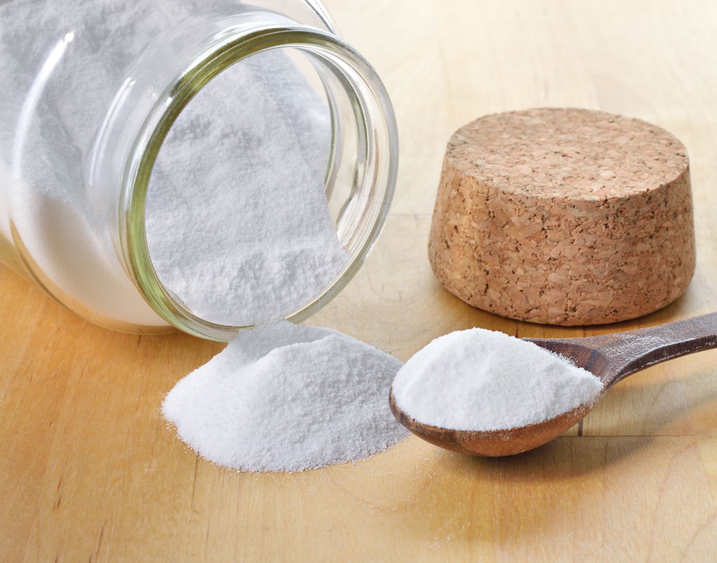 বেকিং সোডা: শরীরের অতিরিক্ত আর্দ্রতা শুষে নেয়। ফলে ঘাম ও তার দুর্গন্ধ দুই থেকেই বাঁচায় এটি। যে সব অংশ বেশি ঘামে সেখানে পাউডারের মতো করে ব্যবহার করুন বেকিং সোডা। ভাল ফল পেতে খানিকটা জলে দু’চামচ বেকিং সোডা মিশিয়ে তা স্প্রে করুন। শুকিয়ে গেলে ঝেড়ে ফেলুন। ছবি: শাটারস্টক।