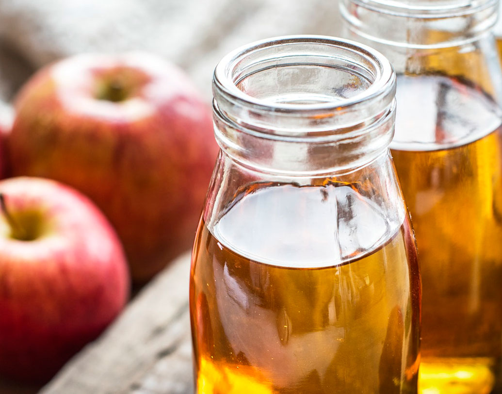 ভিনিগার: সাদা ভিনিগার ও অ্যাপেল সাইডার ভিনিগার দুই-ই ঘামের পিএইচ মাত্রা কমাতে ওস্তাদ। প্রাকৃতিক পারফিউমের উপকার পেতে দুই টেবিল চামচ ভিনিগার, কয়েক ফোঁটা পিপারমিন্ট ও রোজমেরির তেল একসঙ্গে মিশিয়ে বোতলে রাখুন। বেরনোর আগে পারফিউমের মতো স্প্রে করুন শরীরে। ছবি: আনস্প্ল্যাশ।