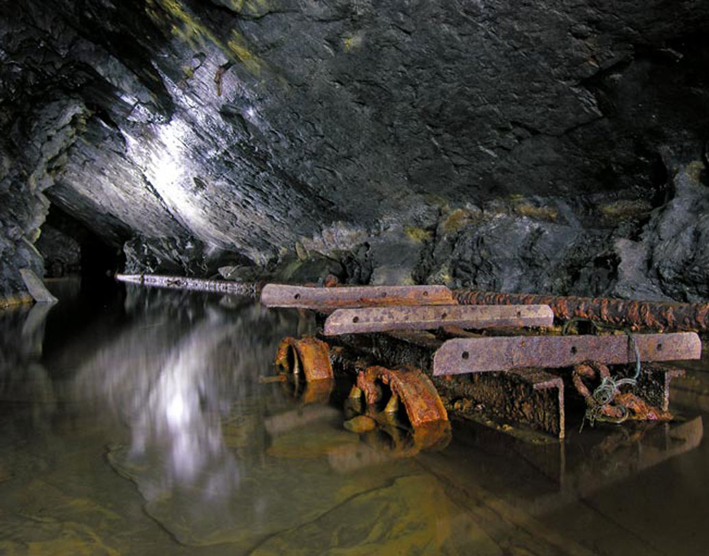 ওয়েলস কেরিডিজিওন-এর পাহাড়ি এলাকায় এক সময় ছিল স্লেট পাথরের খনি। গত শতাব্দীর ছ’য়ের দশকে উত্তোলন বন্ধ হয়ে যায়। এক সময়ের কর্মব্যস্ত সেই খনি অঞ্চল পরিণত হয় পরিত্যক্ত শান্ত পাহা়ড়ি উপত্যকায়। এখনও সেখানে কিছু লোক বাস করেন। তবে ওই খনিগর্ভে সাধারণ মানুষ আর কেউ প্রবেশ করেন না।