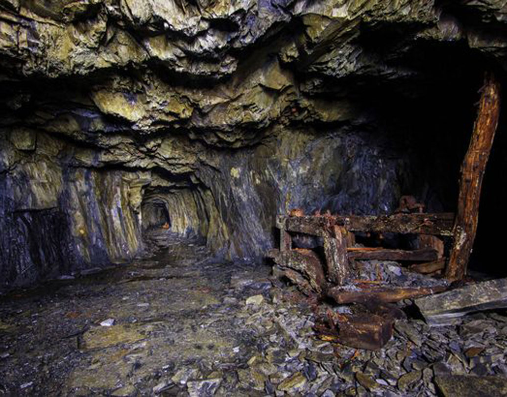 খনি বন্ধ হলেও গুহার মতো খাড়া প্রবেশ পথ বন্ধ হয়নি। খনি গহ্বরের নীচে রয়েছে পরিষ্কার অথচ বিষাক্ত জলের হ্রদ। বন্ধ হওয়ার পর কিছুদিন এলাকাবাসী ওই গুহাটিকে ডাম্পিং গ্রাউন্ড হিসাবে ব্যবহার করতেন। এছাড়া টিভি, ফ্রিজ, রেডিওর মতো ইলেক্ট্রনিক্স ওয়েস্ট ফেলা হত ওই গুহায়।