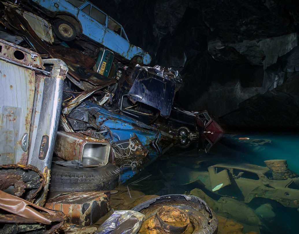 সব শেষে ওই গুহাপথ দিয়েই ফেলে দেওয়া হয় ১০০০ পরিত্যক্ত গাড়ি। পাহাড়ি ঢাল এবং লেকের জলে সেই গাড়িগুলিই স্তূপাকারে জমে যায়। আকার নেয় কৃত্রিম এক গাড়ির পাহাড়ের।