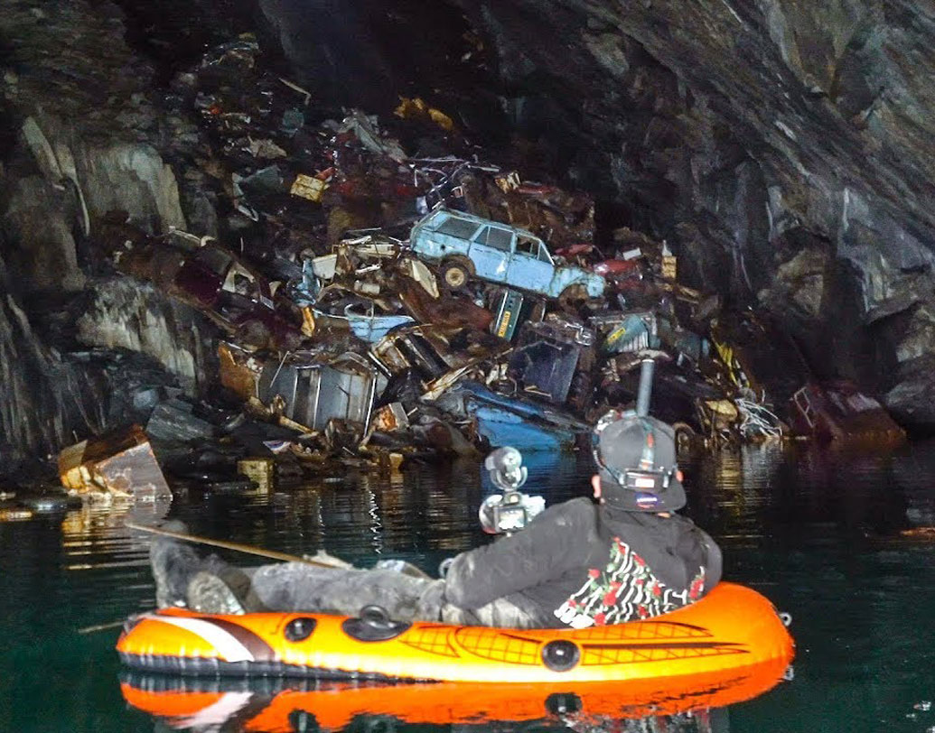 তবে যে পথে গাড়িগুলি ফেলা হয়, সেখান দিয়ে ভিতরে প্রবেশ করা যায় না। যেতে হয় পাহাড়ের গায়ের অন্য এক গুহা দিয়ে। সেই গুহামুখেও জল থাকে। সেখান থেকেই লেকের শুরু। জল বিষাক্ত। ছোট্ট ডিঙি নৌকা বেয়ে পৌঁছতে হয় গাড়ির পাহাড়ে।