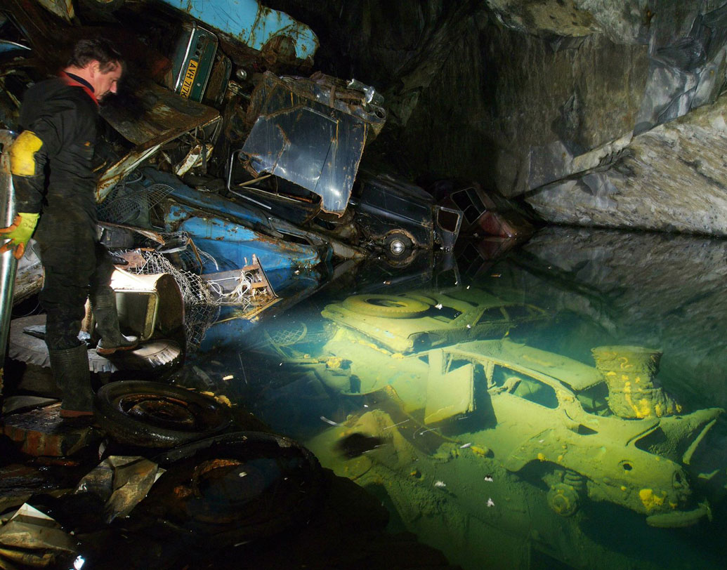 গুহার মুখ দিয়ে অল্প সময়ের জন্য প্রবেশ করে আলো। ওই আলোর রেখা লেকের জলে পড়ে। কিন্তু সব জায়গায় সেই আলো পড়ে না। ফলে জোরালো টর্চ নিয়ে ভিতরে প্রবেশ করেন অ্যাডভেঞ্চার প্রিয় মানুষজন। সেই আলো ফেলেই চলে ছবি তোলা।