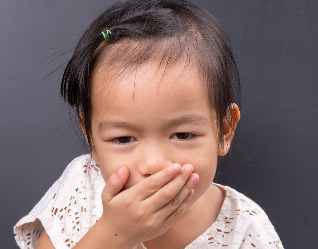 হাঁচি-কাশির সময় মুখ ঢেকে রাখা, খাবার চিবনোর সময় মুখ বন্ধ করে চিবনো, খেতে খেতে কথা না বলা এই স্বাস্থ্যকর আচরণগুলিও শেখার বয়স ছয় থেকে সাত। কাজেই নজর রাখুন এ সব দিকেও। ছবি: শাটারস্টক।