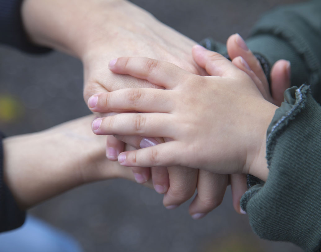 সন্তানের মধ্যে পরোপকারের প্রবণতা আছে তো? টিফিন হোক বা বই-খাতা, বন্ধুর প্রয়োজনে সে সাহায্যের হাত বাড়িয়ে দেয় কি না সে দিকে খেয়াল রাখুন। তাকে ছোট থেকেই শেখান এ সব। এতে আধুনিক ইঁদুর দৌড়ে পড়াশোনা ও বন্ধুত্বকে সে কখনওই অসুস্থ প্রতিযোগিতার স্তরে নিয়ে যাবে না। ছবি: শাটারস্টক।