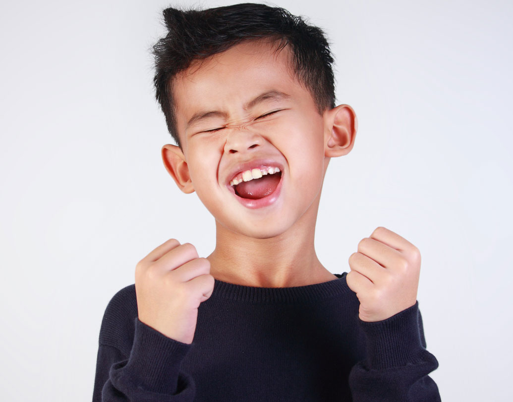 অন্যের বিপদের সময় পরিহাস করা বা তার সমস্যা নিয়ে হাসাহাসি করার প্রবণতা অনেক সময় এই বয়স থেকেই দেখা যায়। এটি মূলত সঙ্গদোষেই হয়ে থাকে। সন্তানের এ সব অভ্যাস থাকলে তা দ্রুত বর্জন করতে শেখান। দরকারে আপনিও হয়ে উঠতে পারেন ওর দৃষ্টান্ত। ছবি: শাটারস্টক।