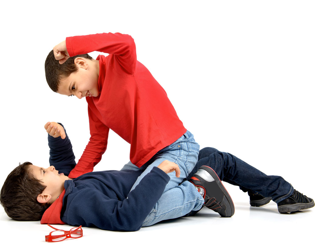 বিদ্যালয়ে যাওয়ার সময় থেকেই শিশুর মধ্যে নালিশ করা, ঝগড়া-মারামারির একটি অভ্যাস তৈরি হতে দেখা যায়। তেমন হলে ওর সঙ্গে কথা বলুন। ওর সমস্যাগুলোকে অন্য ভাবে মেটাতে সাহায্য করুন। কোনও ভাবেই কাজ না হলে, প্রয়োজনে মনোস্তত্ত্ববিদের সাহায্য নিতে পারেন। ছবি: শাটারস্টক।