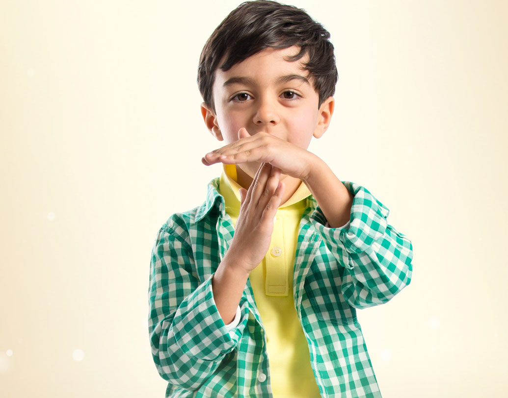 বড়দের কথার মাঝে মন্তব্য করা, বা বড়দের আলোচনার মধ্যে অংশ নেওয়ার অভ্যাস থাকলে তা থেকে তাকে সরতে শেখান। এটি খুব ক্ষতিকর প্রভাব ফেলে শিশুর মনেও। এই অভ্যাস সরলে শিশু অকালপক্ব হয় না, শিশুসুলভ আচরণের মাধ্যমে সে তার শৈশব উপভোগ করতে পারে। ছবি: শাটারস্টক।