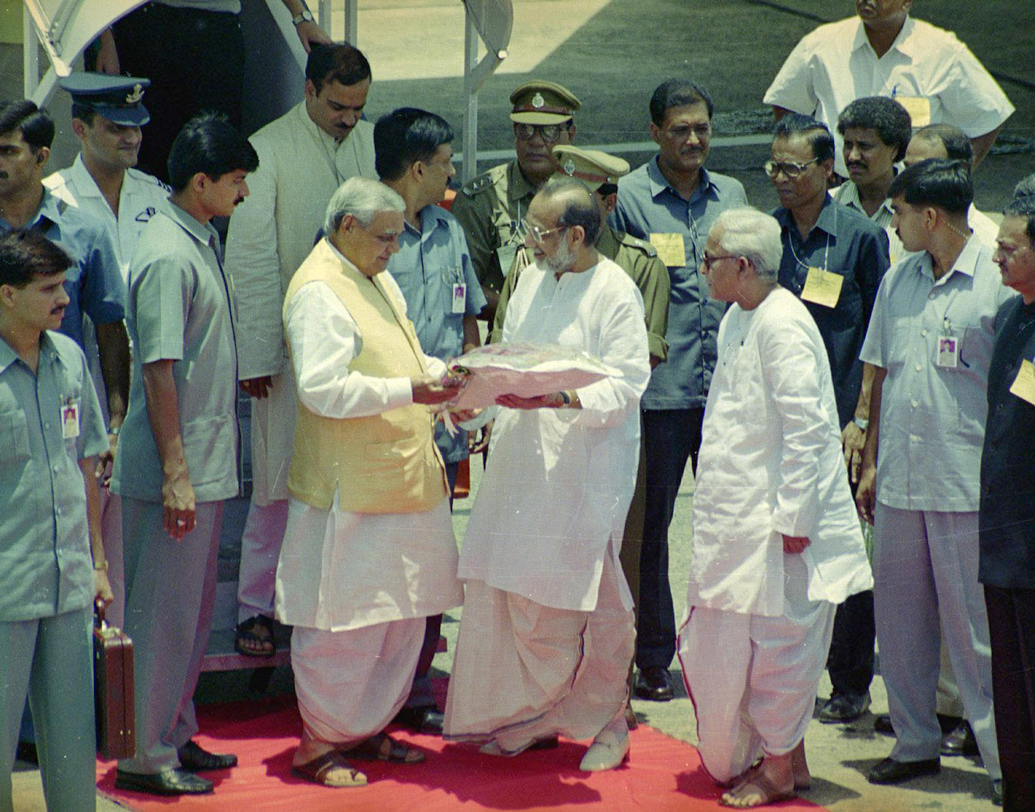 ৬ জুলাই, ২০০০। কলকাতা বিমানবন্দরে প্রধানমন্ত্রী অটলবিহারী বাজপেয়ীকে স্বাগত জানাচ্ছেন পশ্চিমবঙ্গের তৎকালীন উপ-মুখ্যমন্ত্রী বুদ্ধদেব ভট্টাচার্য। হাজির রাজ্যপাল বীরেন জে শাহ-ও।