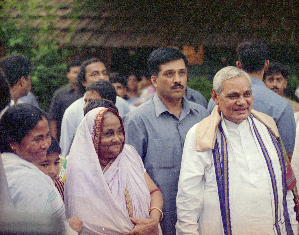 ৬ জুলাই, ২০০০। রাজনীতিতে কখনও তাঁরা বিরোধী, কখনও মিত্রশক্তি। কিন্তু রাজনীতির বাইরে তাঁদের ব্যক্তিগত সম্পর্ক ছিল অটুট। মমতা বন্দ্যোপাধ্যায়ের মা গায়ত্রীদেবীর অসুস্থতার খবর পেয়ে কালীঘাটে এসেছিলেন বাজপেয়ী।