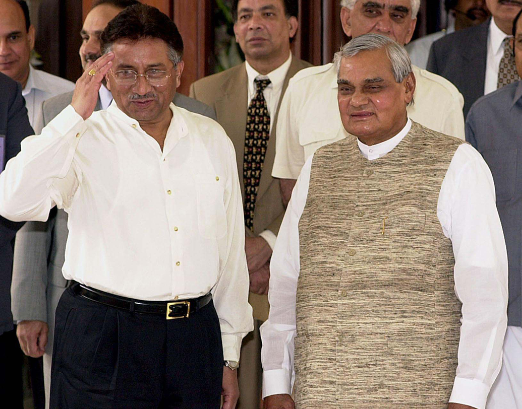 জুলাই,  ২০০১। কারগিল যুদ্ধের আঘাত সামলে ফের প্রতিবেশী দেশের সঙ্গে সম্পর্ক তৈরির কূটনৈতিক প্রয়াস। আগ্রা বৈঠকে পাক প্রেসিডেন্ট পারভেজ মুশারফের সঙ্গে।