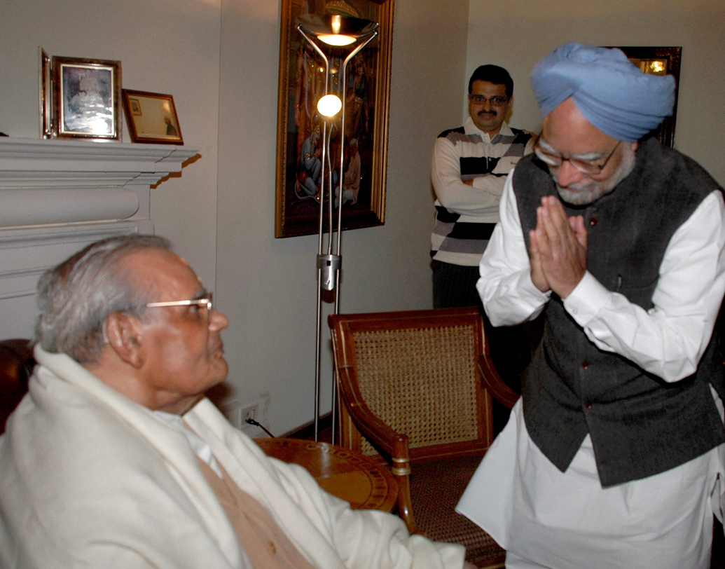 ডিসেম্বর, ২০০৯।  ৮৫ তম জন্মদিনে প্রাক্তনকে উত্তরসূরীর শুভেচ্ছা। অটলবিহারী বাজপেয়ীকে ভারতীয় রাজনীতির 'ভীষ্ম পিতামহ' বলেছিলেন মনমোহনই।