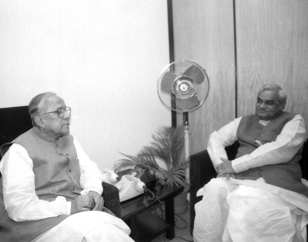 ফেব্রুয়ারি, ১৯৯২। রাজনৈতিক জীবনের রাস্তা বেশির ভাগ সময়ই আলাদা। কিন্তু যুক্তরাষ্ট্রীয় কাঠামোয় একসঙ্গে কাজ করা অথবা ব্যক্তিগত সম্পর্কে কখনও বাধা হয়ে দাঁড়ায়নি রাজনীতি। মহাকরণে মুখ্যমন্ত্রী জ্যোতি বসুর সঙ্গে বিজেপির শীর্ষনেতা অটলবিহারী বাজপেয়ী।