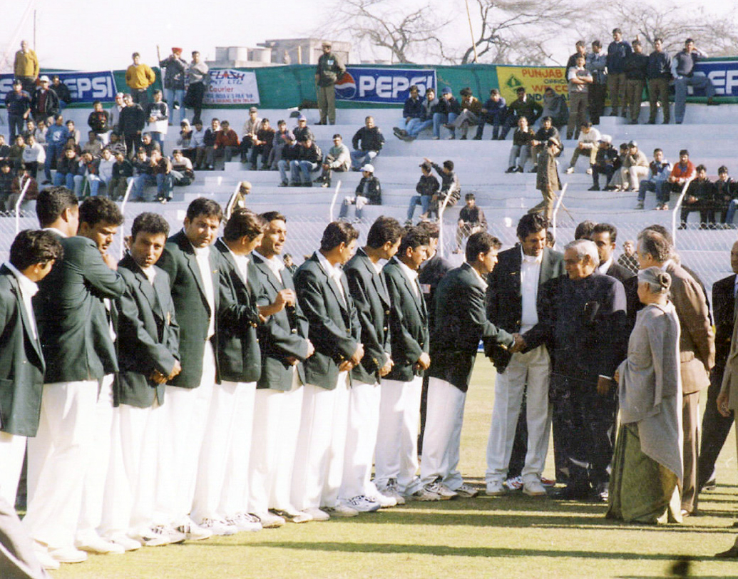 ১১ অক্টোবর, ২০০২। প্রধানমন্ত্রীকে পাকিস্তান ক্রিকেট দলের সঙ্গে পরিচয় করিয়ে দিচ্ছেন পাক অধিয়ানক ওয়াসিম আক্রম। উপস্থিত দিল্লির মুখ্যমন্ত্রী শীলা দীক্ষিত।
