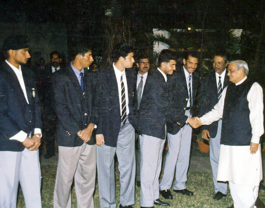 অক্টোবর, ২০০২ । সৌরভ গঙ্গোপাধ্যায়, মহম্মদ আজহারউদ্দিন, হরভজন সিংহ ও ভারতীয় দলের কোচ অংশুমান গায়কোয়াড়ের সঙ্গে প্রধানমন্ত্রী অটলবিহারী বাজপেয়ী।