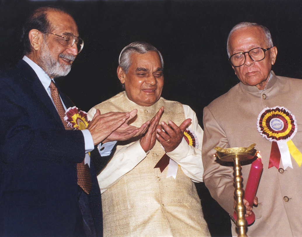 ২০ জানুয়ারি, ২০০০। কলকাতায় সায়েন্স সিটি অডিটোরিয়ামে ওয়ার্ল্ড কংগ্রেস অন সাস্টেইনেবল ডেভেলপমেন্ট-এর উদ্বোধনে। হাজির পশ্চিমবঙ্গের রাজ্যপাল বীরেন জে শাহ-ও।