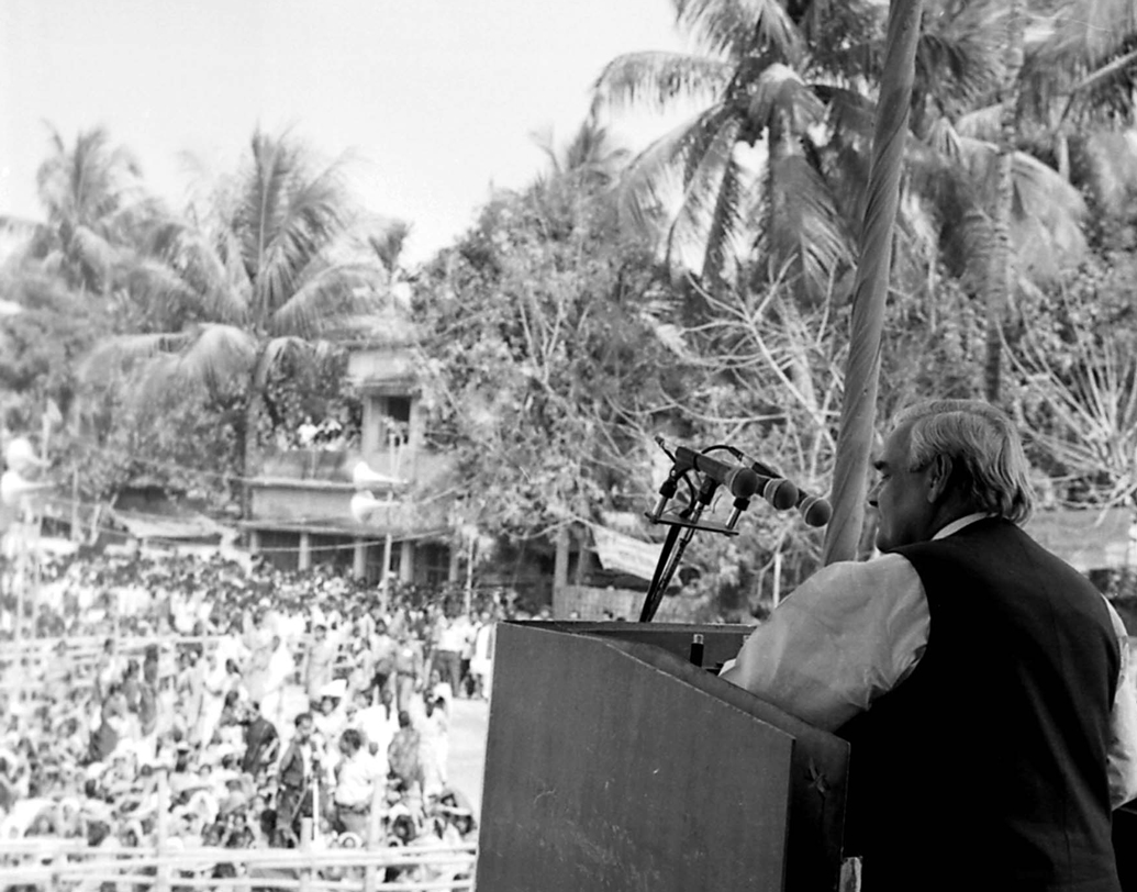 ১৬ ফেব্রুয়ারি, ১৯৯৮। মালদহে জনসভায় বক্তব্য রাখছেন অটলবিহারী বাজপেয়ী।