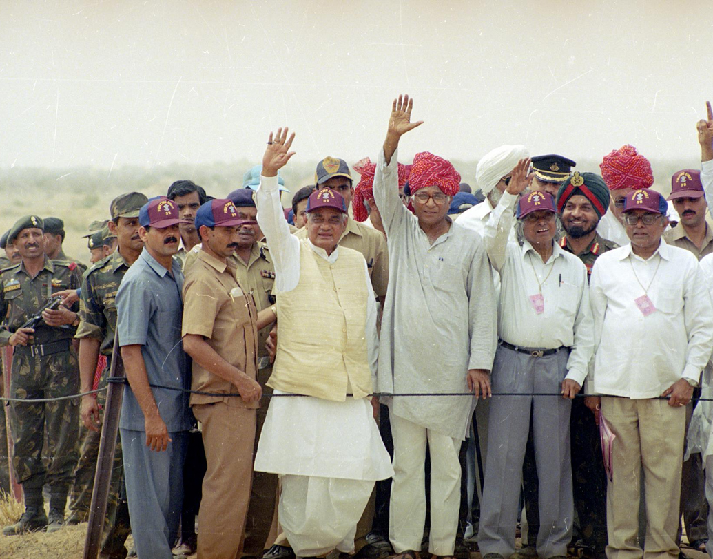 মে, ১৯৯৮। রাজস্থানের পোখরানে পরীক্ষামূলক পরমাণু বিস্ফোরণ সফল হওয়ার পর। সঙ্গে প্রতিরক্ষামন্ত্রী জর্জ ফার্নান্ডেজ, বিজ্ঞানী আব্দুল কালাম।