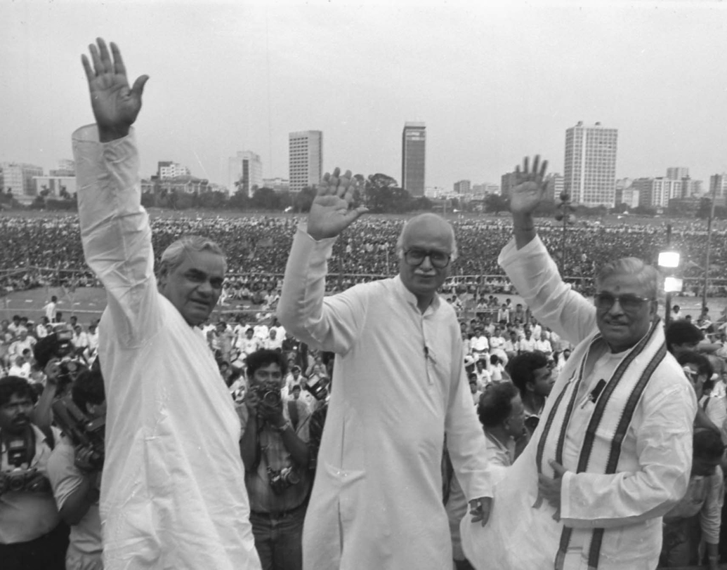 ত্রিমূর্তি। অটলবিহারী বাজপেয়ী, লালকৃষ্ণ আডবাণী ও মুরলীমনোহর যোশী। ব্রিগেডে জনসভায়।
