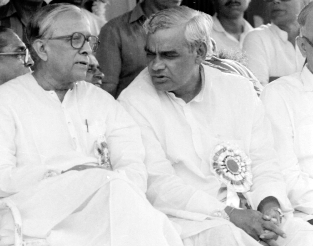 ১৯৮৮। লোকসভা নির্বাচনে ভি পি সিংহ নেতৃত্বাধীন জোটের জয়ের পর ব্রিগেডে বিজয় সমাবেশে জ্যোতি বসু ও অটলবিহারী বাজপেয়ী।