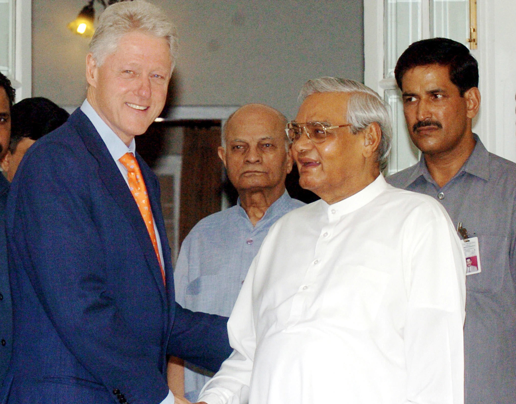 ২৬ মে, ২০০৫। দুজনেই তখন প্রাক্তন, তবে সৌজন্য সাক্ষাতে কোনও বাধা ছিল না। নয়াদিল্লিতে প্রাক্তন মার্কিন প্রেসিডেন্ট বিল ক্লিনটনের সঙ্গে প্রাক্তন ভারতীয় প্রধানমন্ত্রী অটলবিহারী বাজপেয়ী।