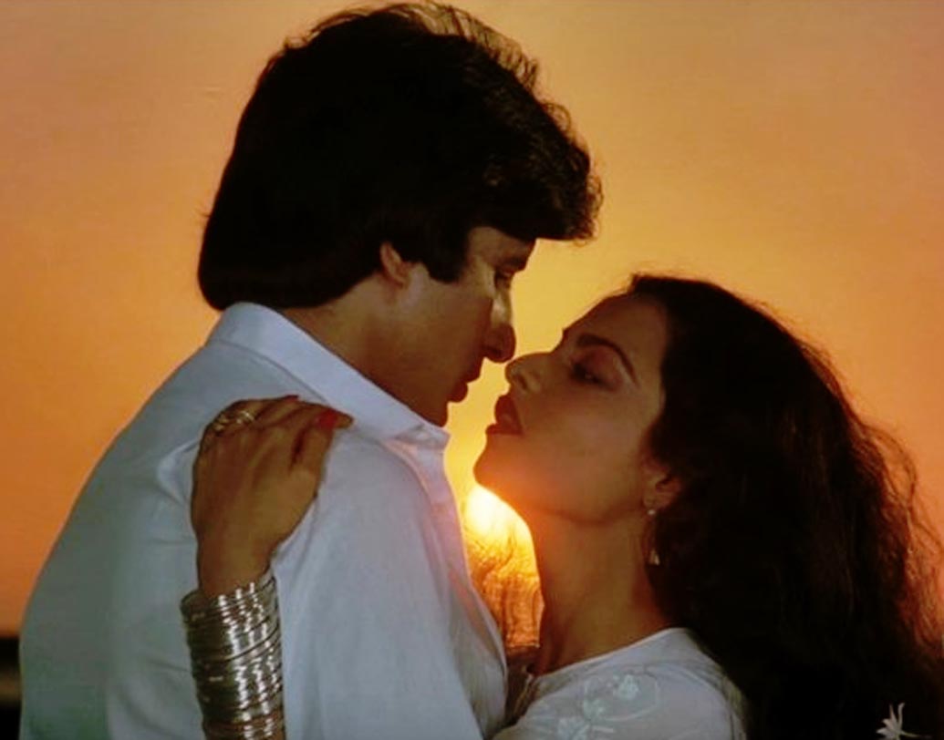 বলিউডে এক সময়ে জোর গুঞ্জন ছিল, জয়া ভাদুড়ির সঙ্গে বিয়ের পরেই নাকি রেখার সঙ্গে সম্পর্কে জড়িয়েছিলেন অমিতাভ। ১৯৭৬ এর ছবি ‘দো আঞ্জানে’ এর সেটেই প্রেম দু’জনের। তবে তাঁদের সম্পর্কের কথা জানাজানি হয়ে যায় মিডিয়াতে। আর তার পরেই শেষ হয়ে যায় দু’জনের সম্পর্ক। পরবর্তী কালে এক সঙ্গে দু’জনে আর সিনেমা করেননি।