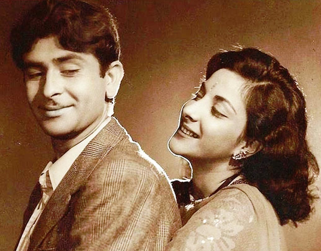 সম্পর্ক নাকি ছিল রাজ কপূর আর নার্গিসেরও। এক সঙ্গে ১৬টি ছবিতে কাজ করেছিলেন দু’জনে। কিন্তু নার্গিসের সঙ্গে দেখা হওয়ার অনেক আগেই বিয়ে করে ফেলেছিলেন রাজ কপূর। পরবর্তী কালে সুনীল দত্তের সঙ্গে বিয়ে হয় নার্গিসের।