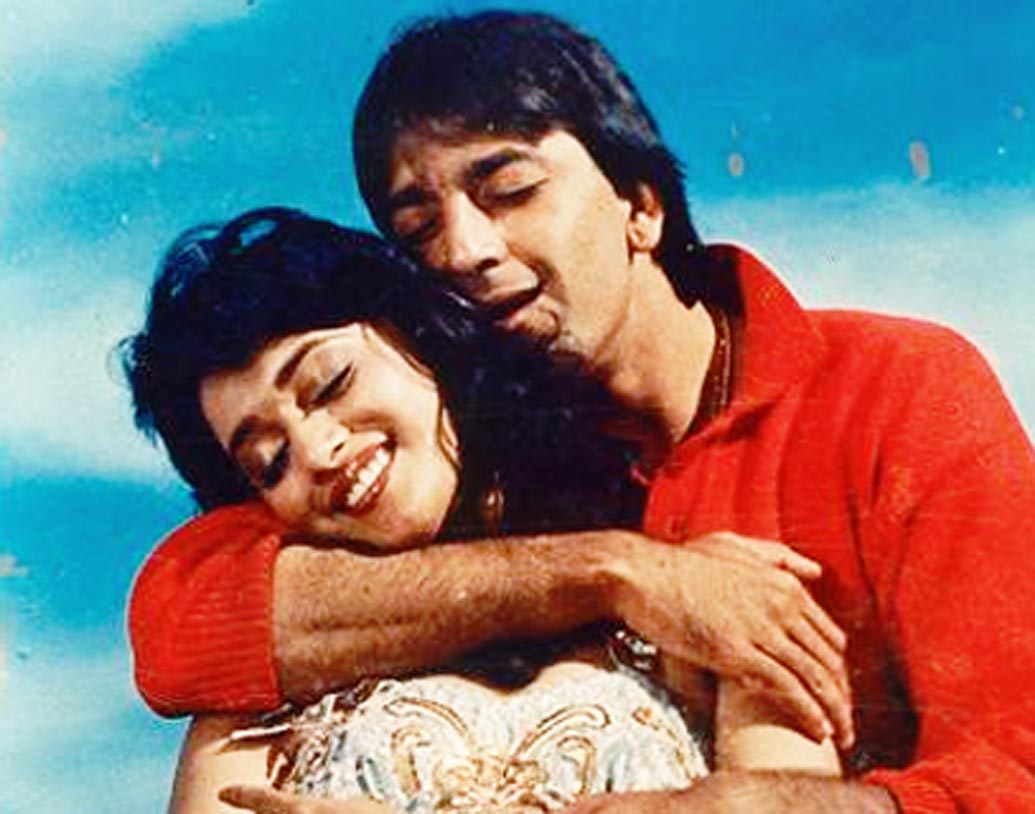 ‘সাজন’ ছবিটির শুটিং চলাকালীন নাকি প্রেম হয় সঞ্জয় দত্ত আর মাধুরী দিক্ষিতের। গুঞ্জন ছিল, বিয়ের প্রস্তুতিও সেরে ফেলেছিলেন তারা। কিন্তু মাধুরী দিক্ষিতের বাবা নাকি বেঁকে বসেন। কারণ রিচা শর্মার সঙ্গে সঞ্জয় দত্তের তখন বিয়ে হয়ে গিয়েছিল। আর দু’জনের এক মেয়েও ছিল।