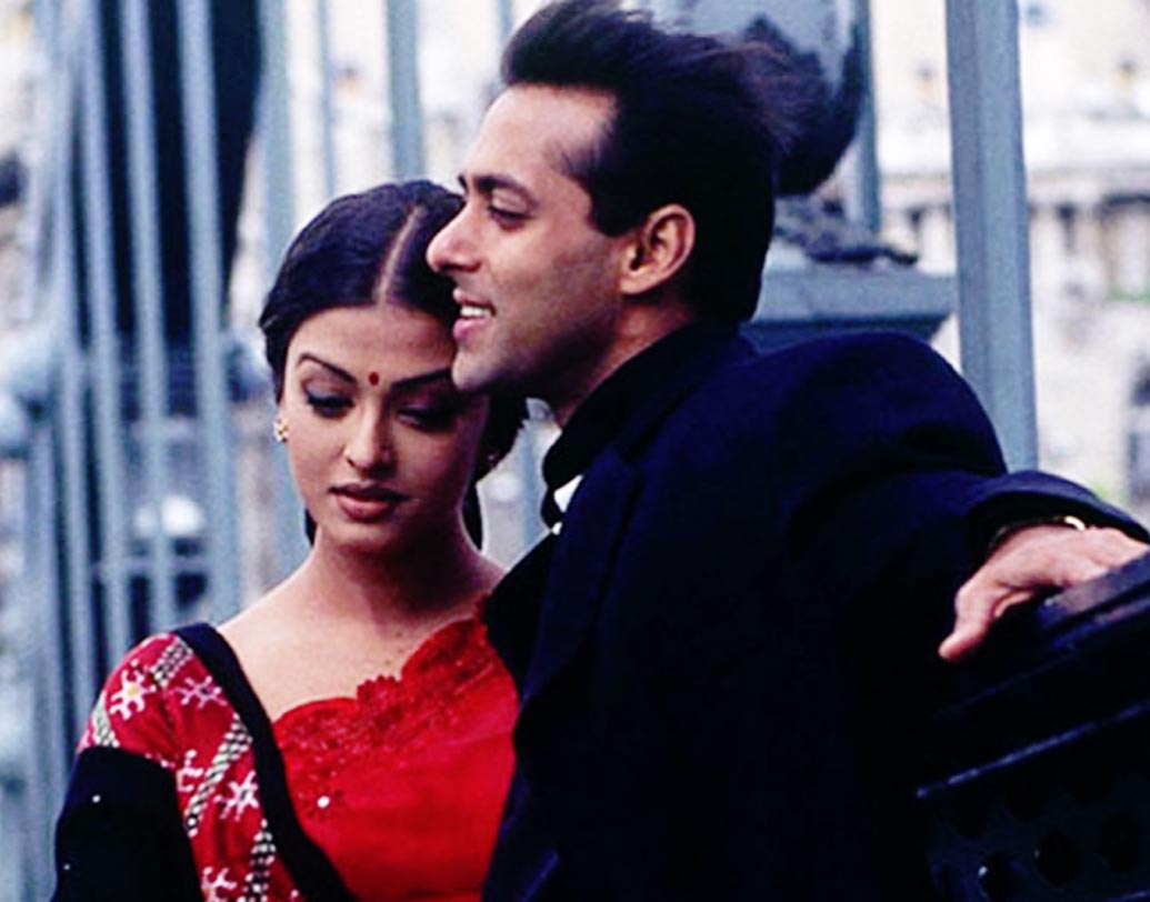 সলমন খান আর ঐশ্বর্যা রাইয়ের প্রেমকাহিনি নিয়েও কম জলঘোলা হয়নি বলিউডে। তবে এর শুরুটা ‘হম দিল দে চুকে সনম’-এর সেটে। সলমন আর ঐশ্বর্যার বিয়েতে বিন্দুমাত্র সমর্থন ছিল না ঐশ্বর্যার পরিবারের। আর তার পরেই ঐশ্বর্যা সংবাদ মাধ্যমকে বলেছিলেন, “এমন কিছু করব না, যাতে আমার মা-বাবা দুঃখ পায়।”