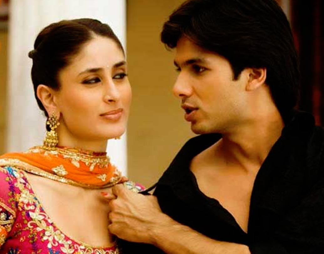 ‘ফিদা’র সেটে প্রথম পরিচয় শাহিদ কপূর আর করিনা কপূরের। শোনা যায়, করিনাই নাকি প্রোপোজ করেছিলেন শাহিদকে। ‘জব উই মেট’-এর সেটে আরও গভীর হয় তাঁদের ভালবাসা। আর ওই ছবিরই সেটে চিড় ধরে দু’জনের সম্পর্কে।