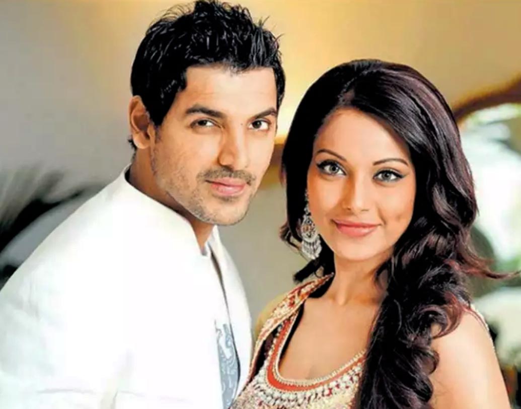 মডেলিংয়ের সময় থেকে পরিচয় দু’জনের। দীর্ঘ দিন ডেটও করেছেন জন আব্রাহাম আর বিপাশা বসু। এত সবের পরেও টেকেনি তাঁদের সম্পর্ক। টিনসেল টাউনে কান পাতলেই শোনা যায় যে, জনের আচরণে নাকি রেগে যেতেন বিপাশা। আর সেই থেকেই সম্পর্কে ভাঙনের শুরু।