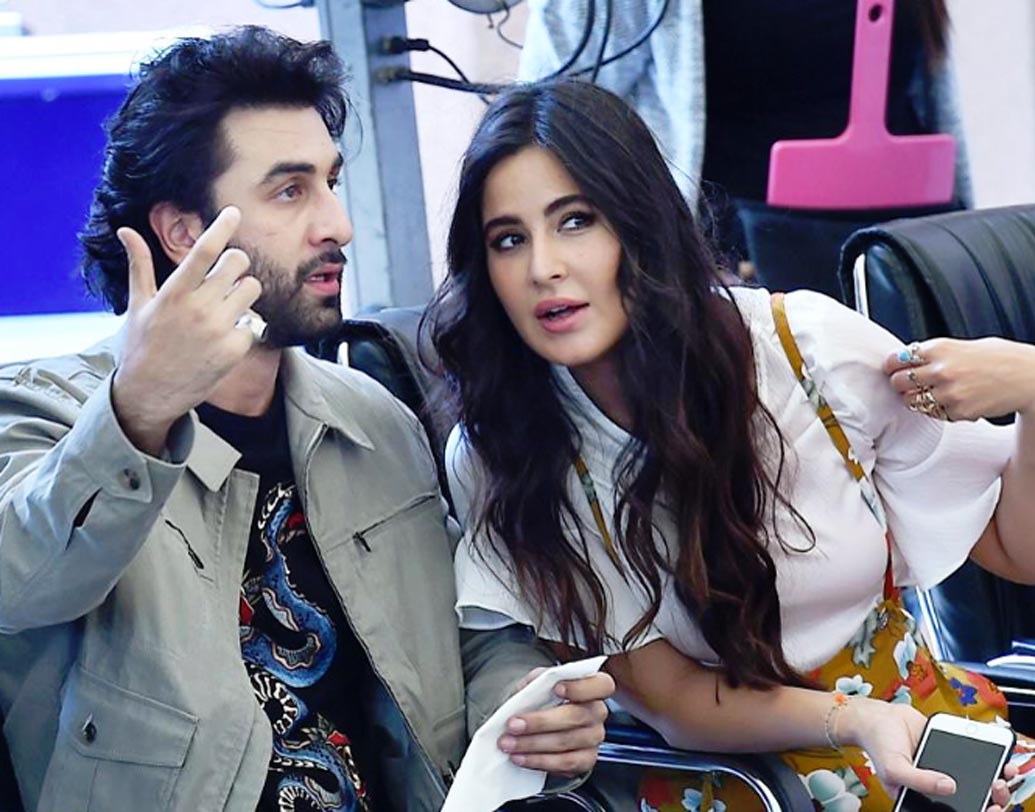 ক্যাটরিনা কইফ আর রণবীর কপূরের কেমিস্ট্রি ছিল এক সময় বলিউডের চর্চার বিষয়। ২০০৯ সালে ‘আজব প্রেম কি গজব কহানি’র সেটে পরিচয় হয়েছিল দু’জনের। গুজব রটে, এক সঙ্গে একটি ফ্ল্যাটে থাকতেও শুরু করে দিয়েছিলেন রণবীর আর ক্যাট। কিন্তু তাঁদের সম্পর্কও টেকেনি বেশি দিন।