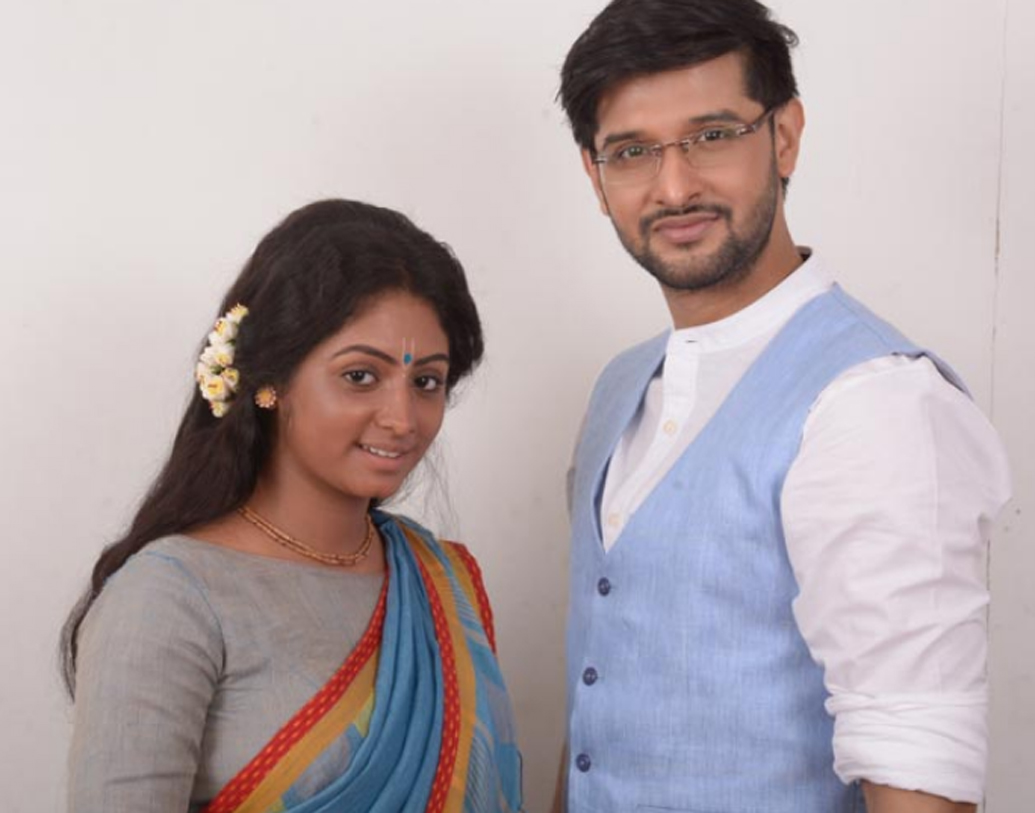 ‘কৃষ্ণকলি’তে তিয়াশার বিপরীতে রয়েছেন অভিজিত্ ভট্টাচার্য। কিন্তু আজ প্রফেশনাল বন্ধুদের সঙ্গে নয়, বরং পরিবারের সঙ্গে আনন্দ করছেন তিয়াশা।