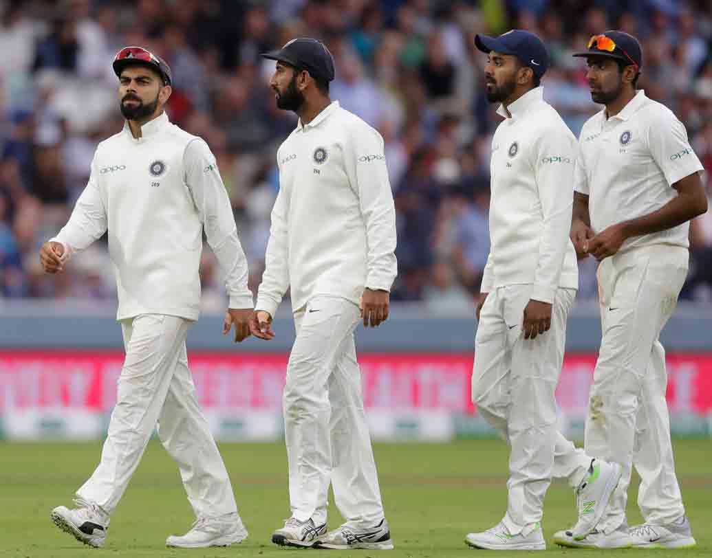 অর্থাত্ এখনও পর্যন্ত এই মাঠে মোট ছ’টা টেস্ট খেলে জিতেছে একটিতে। হেরেছে দু’টিতে। আর বাকি তিনটি টেস্ট হয়েছে ড্র। সপ্তম টেস্টে কোহালিরা কী করেন, সেটাই দেখার।