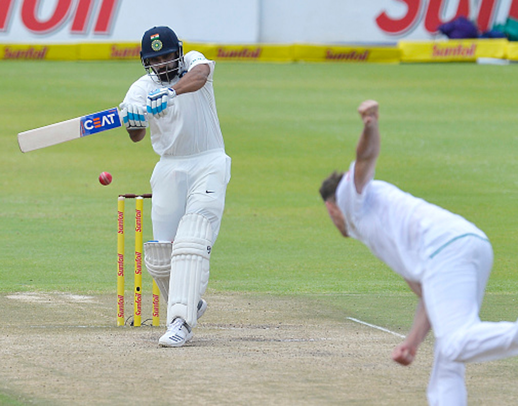 রোহিত শর্মা: ফর্মে থাকা রোহিত যে কোনও দিন, যে কোনও দলের পক্ষে বিপদের কারণ হয়ে উঠতে পারেন। যদিও সীমিত ওভারের মতো টেস্টে এখনও সে ভাবে নিজেকে প্রমাণ করতে পারেননি রোহিত। বার বার তাঁর ধারাবাহিকতার অভাব দেখা গিয়েছে। তবে দলের ব্যাটিং শক্তি বাড়াতে ছ’নম্বরে রোহিতকে রাখাটা জরুরি।