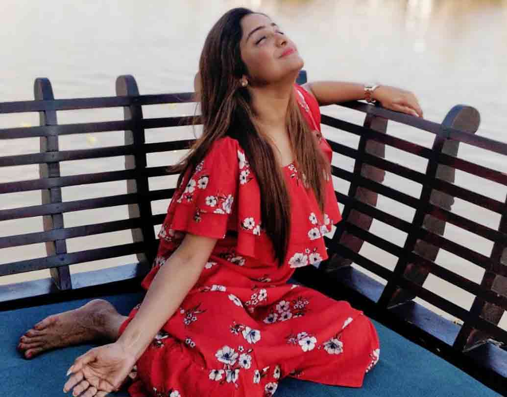 অভিনেত্রীর কথায়, ‘‘ব্যাক ওয়াটারে হাউজ বোটে ছিলাম। কোভালম বিচও খুব সুন্দর। একা গিয়ে মনে হয়েছে বন্ধুদের সঙ্গে গেলে ভাল হত। আমি তো ওদের খুব মিস করছিলাম।’’