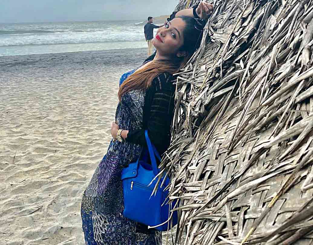 হাউজবোটে থাকার সময় মাছ কিনে নিজে দাঁড়িয়ে থেকে মাছের বিভিন্ন পদ রান্না করিয়েছিলেন। কারণ ওখানে নাকি সব খাবারেই কারি পাতা দেওয়া হয়।