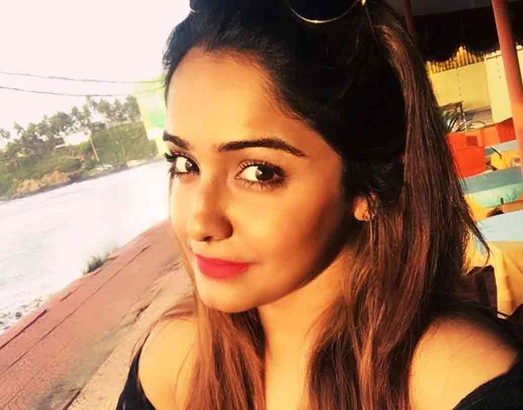 এই মুহূর্তে টেলিভিশনে কাজ করছেন না সায়ন্তনী। তবে খুব তাড়াতাড়িই বড় চমক নিয়ে টিভিতে ফিরবেন বলে জানালেন।