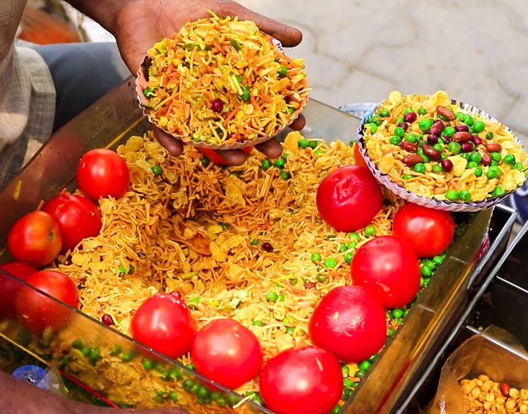 ঘটিগরম: নামের মধ্যেই লুকিয়ে জিভের তাড়। নামে ঘটিগরম হলেও ঘটি-বাঙাল সকলেরই প্রিয় চানাচুরের মধ্যে লঙ্কা-পিঁয়াজের এই মুখরোচক মিক্সচার। বিকেলে ঘুরতে বেড়িয়ে টুকটাক মুখ চালাতে এর জুড়ি নেই!