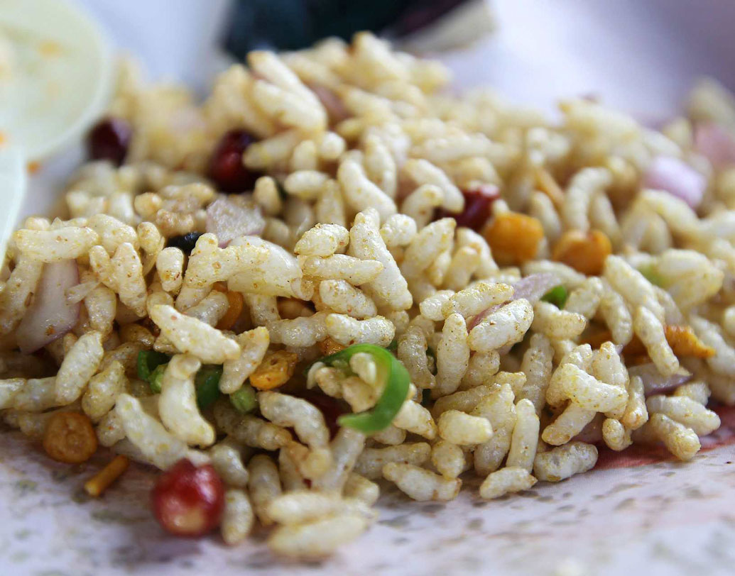 ঝালমুড়ি: এই জনপ্রিয় খাবারের জোরদার আনাগোনা সকলের বাড়িতে। মুড়ির সঙ্গে তেল, মশলা, চানাচুর, লঙ্কার মেলবন্ধনে পুজোর আড্ডা পাক আলাদা স্বাদ। কলকাতার সর্বত্র মন্ডপের বাইরেই পেয়ে যাবেন ঝালমুড়ি।