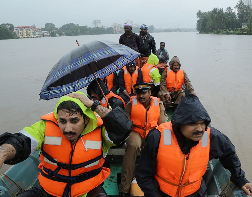 বৃষ্টি আর বন্যার দাপট অব্যাহত। ফুঁসছে নদী, বাঁধগুলিতে বাড়ছে জল, বাড়ছে মৃতের সংখ্যাও। সরকারি ভাবে এখনও পর্যন্ত মৃতের সংখ্যা ৩২৪।