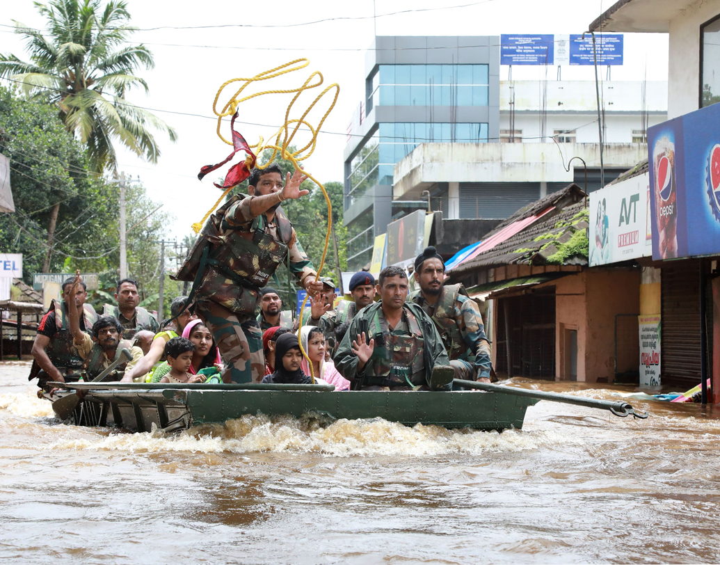 অবরুদ্ধ উত্তর আর মধ্য কেরলের অধিকাংশ এলাকা। একাধিক এলাকায় ধস নেমেছে। ধসের মোকাবিলায় কেন্দ্রীয় বাহিনী।