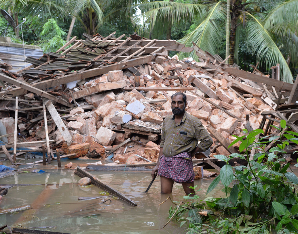 বৃষ্টি আর বন্যার দাপটে ভেঙেছে একাধিক বাড়ি। গৃহহীন কয়েক হাজার পরিবার।